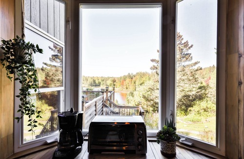 Rawdon Ski Chalet | 🌿 Boho-rustic retreat in nature with panoramic lake access & mountain views