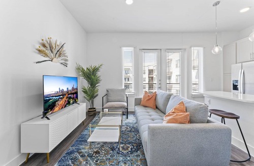 Highland Apartment | Boho Soco 1BR Queen Suite w Gympickleballlaundry