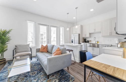Highland Apartment | Boho Soco 1BR Queen Suite w Gympickleballlaundry