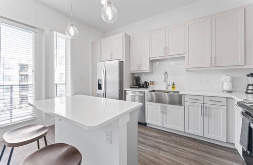 Highland Apartment | Boho Soco 1BR Queen Suite w Gympickleballlaundry