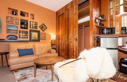 North Queen Anne Condo | Boho Studio on 8th Ave West | Queen Anne, Seattle