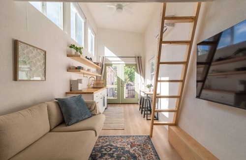 Holly House | BoHo Tiny Home - Walkable to East Austin’s Best!