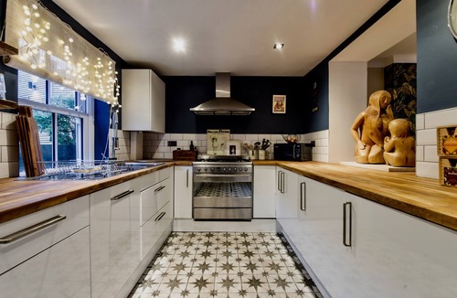 Kelvinbridge House | Boho West End Townhouse 6 Bed 6 Bath Sleeps 10