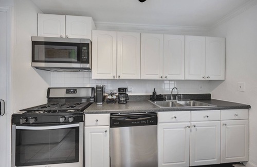 Knight Park Apartment | Boho Westside Retreat | Fire Pit + Walk to Eats