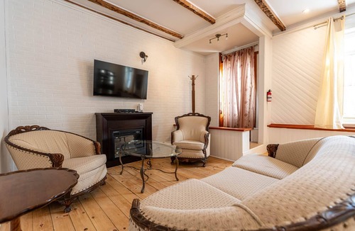 Lower Town Apartment | Bois & Marée (1-1116)