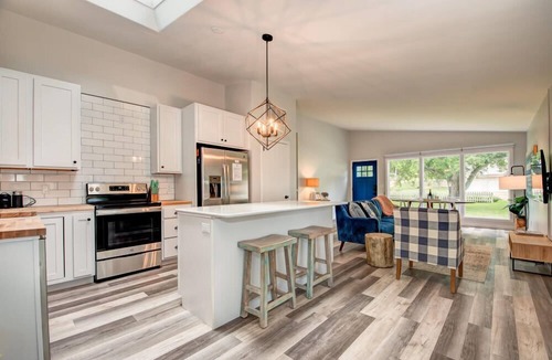 Wahpeton House | Boji Waterfront Retreat - Millers Bay Canals