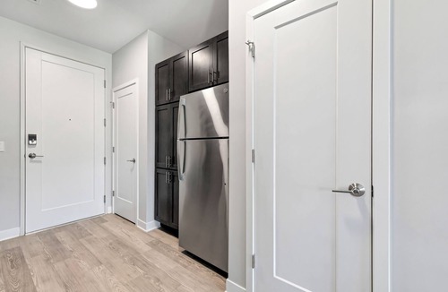 St. Peters Apartment | Bold 1314 I Corporate & Modern Studio I Parking