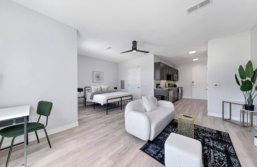 St. Peters Apartment | Bold 1314 I Corporate & Modern Studio I Parking