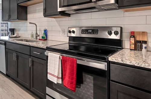 St. Peters Apartment | Bold 1314 I Corporate & Modern Studio I Parking