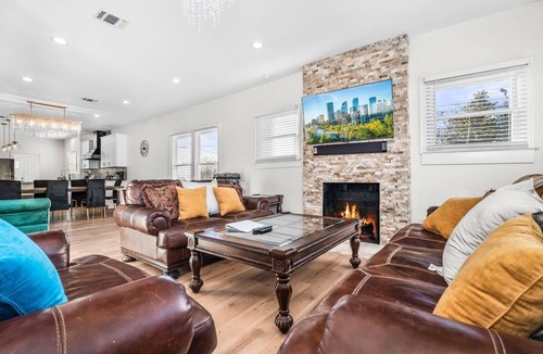 Eastside Promise Neighborhood House | Bold Bright 4BR 3 5full Baths Near Riverwalk Dtown