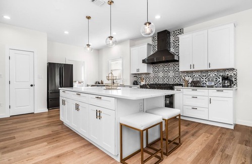 Eastside Promise Neighborhood House | Bold Bright 4BR 3 5full Baths Near Riverwalk Dtown