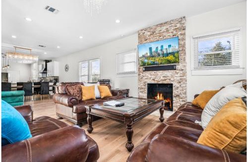 Eastside Promise Neighborhood House | Bold Bright 4BR3.5FULL BATHS Near Riverwalk Dtown