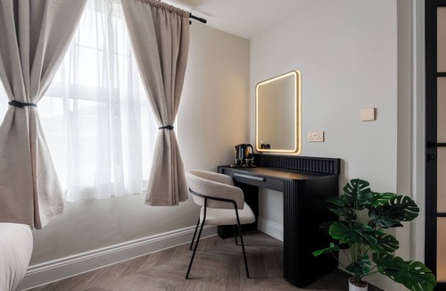 Hope Street Apartment | Bold St | City Break for 2 | Get-Ready Desk | TV