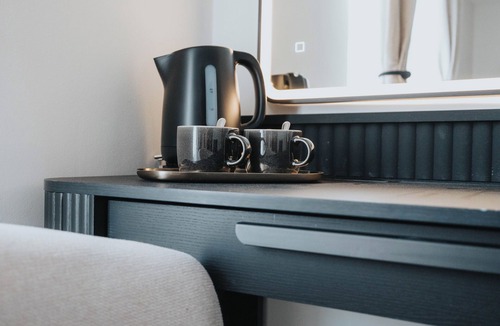 Hope Street Apartment | Bold St | City Break for 2 | Get-Ready Desk | TV