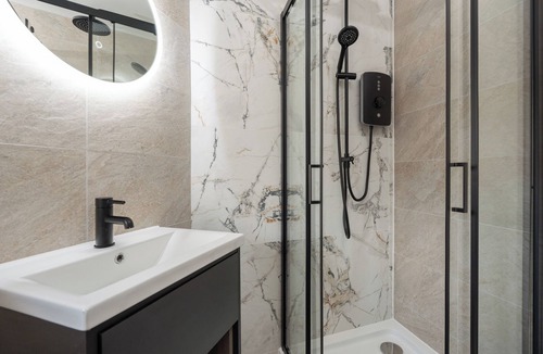 Hope Street Apartment | Bold St | City Break for 2 | Get-Ready Desk | TV