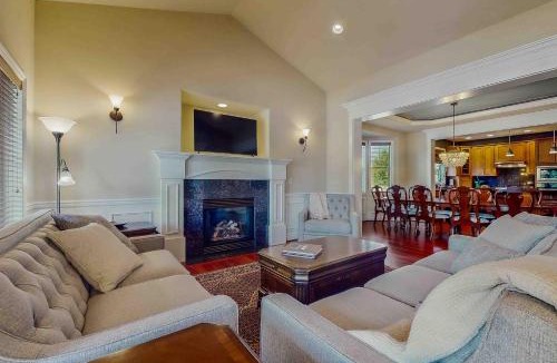 Enumclaw House | Bondgard Hideaway