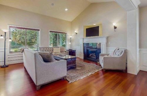 Enumclaw House | Bondgard Hideaway