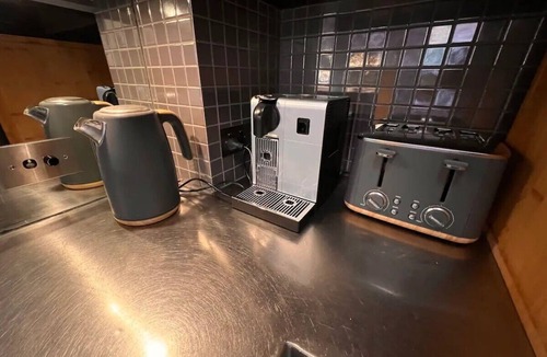 Bondi Beach Apartment | Bondi Beach w backyard and garden