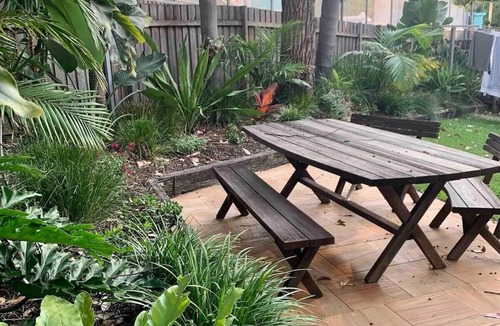 Bondi Beach Apartment | Bondi Beach w backyard and garden