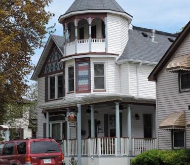 Boblo Island Bed & Breakfast | Bondy House Bed & Breakfast