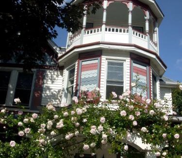 Boblo Island Bed & Breakfast | Bondy House Bed & Breakfast