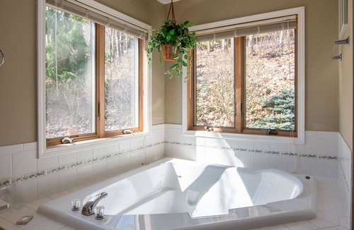 Valois Cottage | Bonkeid Estate: "Relaxing Seneca Lake Getaway!"