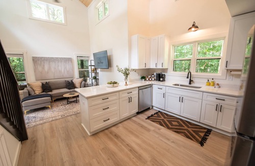 Monteagle House | Bonnaroo,Sewanee,Hikes, Caverns: Basecamp Tiny