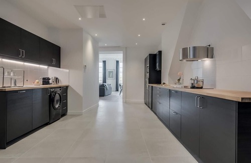 Strasbourg -Saint-Denis Apartment | Bonne nouvelle - Four Bedroom Apartment, Sleeps 10