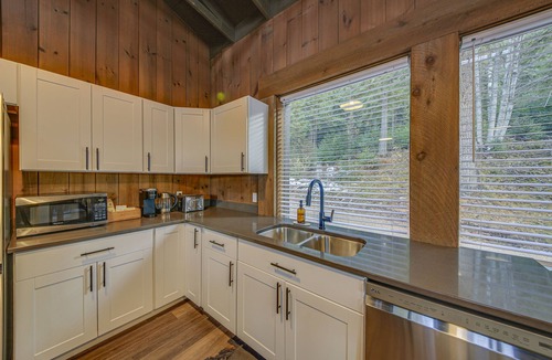 Bonners Ferry Cabin | Bonners Ferry Cabin w/Wraparound Deck & Views!