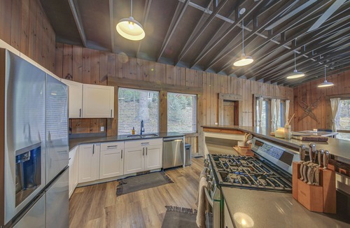 Bonners Ferry Cabin | Bonners Ferry Cabin w/Wraparound Deck & Views!