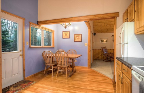 Gold Bar Cottage | Bonny Fern Cottage below majestic mountain peaks, pet friendly, WiFi, hot tub