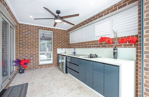 Moorebank House | Bonus Massage Chair+Accessible Pool & Bathroom