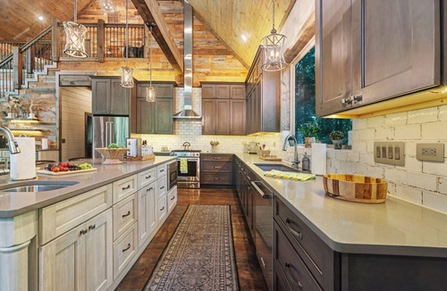 Hochatown Cabin | Book 3 Nights- 4th Free Night- A Luxury 4 Bedroom