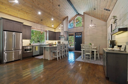 Hochatown Cabin | Book 3 nights- 4th night free! A luxury 2-Bedroom