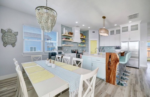 Surfside Beach House | Book any 3+ Night stay Get 2 Free Golf Carts Beach Luxury at an Affordable Rates