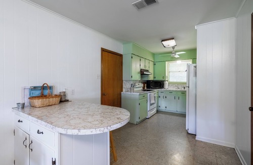 Malakoff House | Book Mothers Day, Graduations & Family or couples getaway with pups!