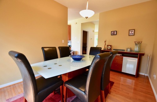 Royal Oak House | 🌊 Book Now for 15% Off. Waterfront, Dock, Hot Tub, Sandy Beach, Elevator!