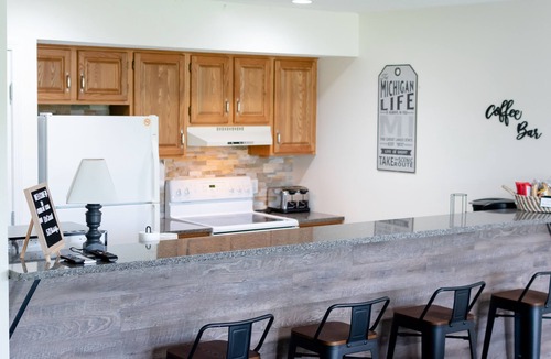 Acme Condo | Book now ! Summer dates are open.