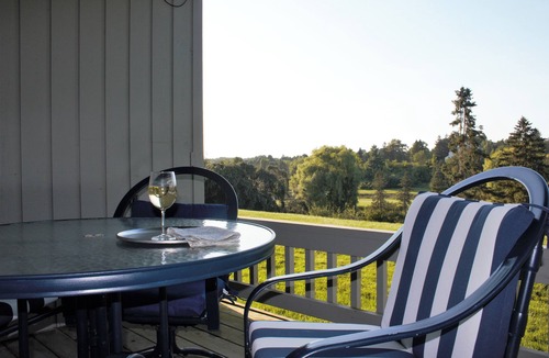 Acme Condo | Book now ! Summer dates are open.