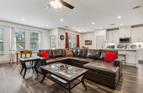 West Dallas House | BOOK TODAY! King Bed with Hot Tub, FirePit, BBQ, Large yard, sleeps up to 16!