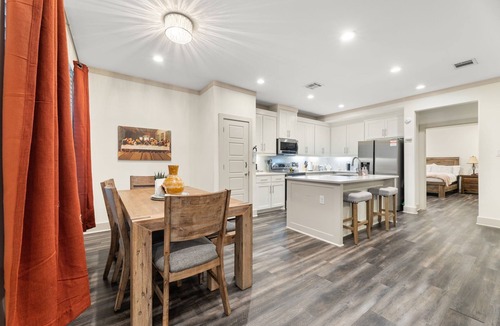 West Dallas House | BOOK TODAY! King Bed with Hot Tub, FirePit, BBQ, Large yard, sleeps up to 16!