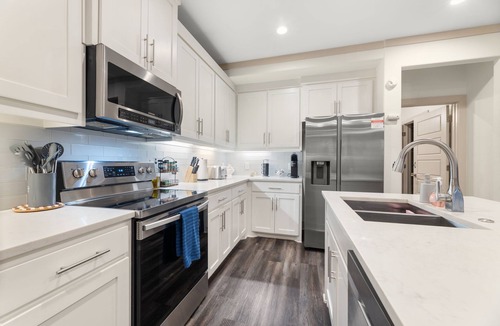 West Dallas House | BOOK TODAY! King Bed with Hot Tub, FirePit, BBQ, Large yard, sleeps up to 16!