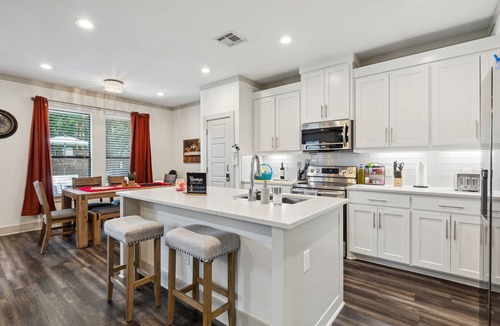 West Dallas House | BOOK TODAY! King Bed with Hot Tub, FirePit, BBQ, Large yard, sleeps up to 16!