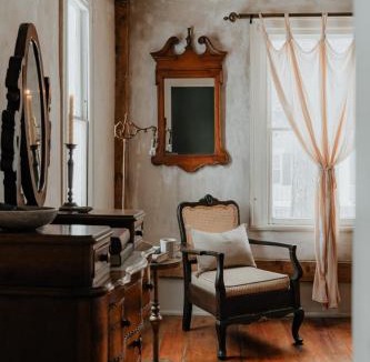 Hobart Apartment | Book Village Inn - Hemingway Room King Bed