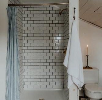 Hobart Apartment | Book Village Inn - Hemingway Room King Bed