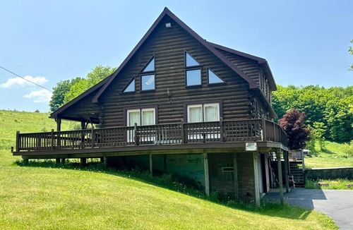 Ellicottville Cabin | Book your SKI trip. 3 bed 2 bath Cabin 7 min to EVL Family Friendly/Fireplace