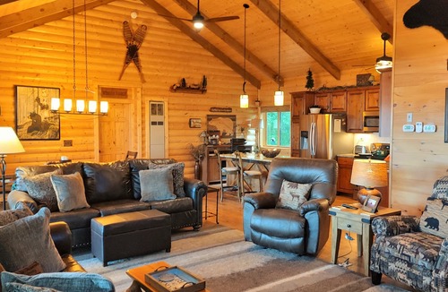 Luck Cabin | BOOKING AUGUST 2026 -Northwoods Upscale Charming Lakefrt Bone Lk-4 Bedrm-Game Rm