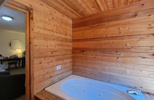 Ashland Cabin | BookStayHop - #1 Lodge Room 4 ~ Green Springs Inn ~ Jacuzzi Bathtub~ Dog Friendl
