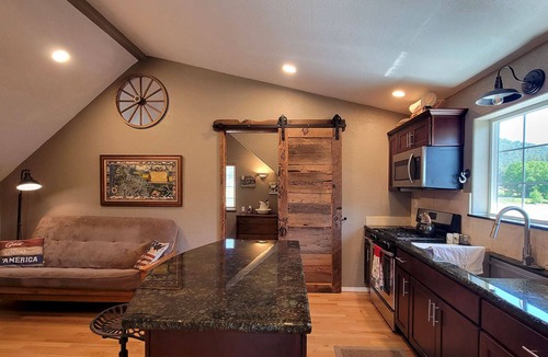 Grants Pass Apartment | Bookstayhop- Sungate Above