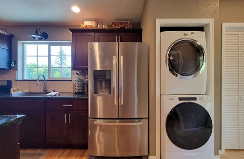 Grants Pass Apartment | Bookstayhop- Sungate Above